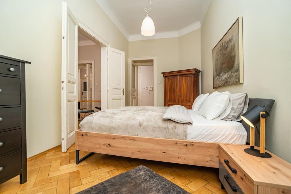 Large And Modern Apartment In The Heart Of Прага Экстерьер фото